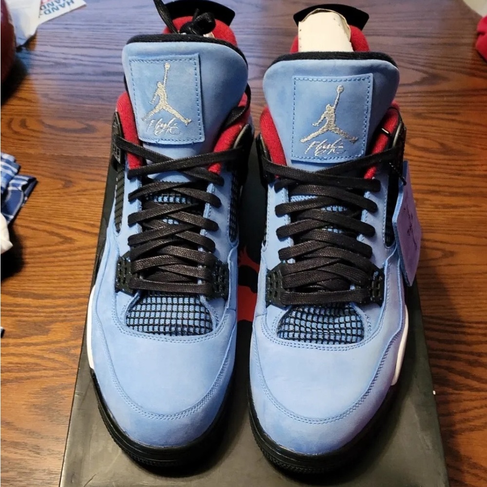 Jordan 4 Travis Scott